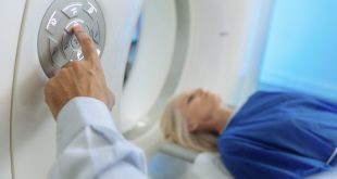 Frau im CT Scan - Verursacht 5G Strahlung Krebs?