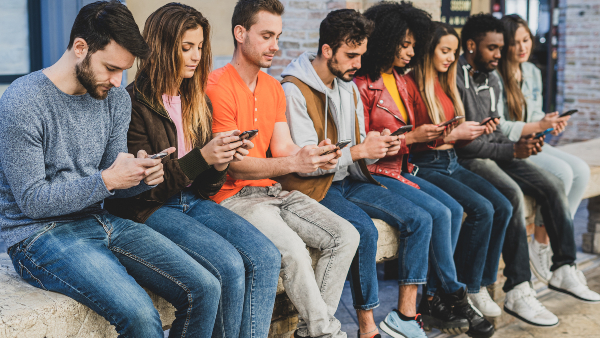Junge Leute mit Handys - die aktuelle Smartphone-Generation