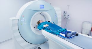 Frau beim CT - Röntgenstrahlung ist ionisierende Strahlung