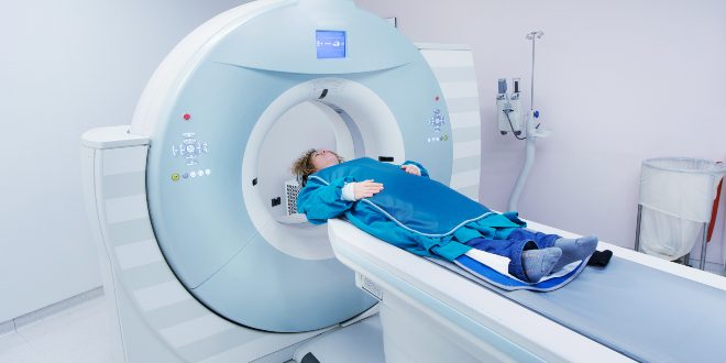 Frau beim CT - Röntgenstrahlung ist ionisierende Strahlung