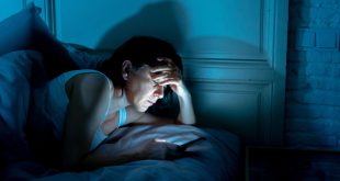 Fra mit Handy im Bett - Ist das Handy am Bett schädlich?